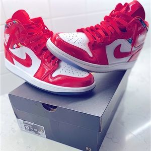 These are Air Jordan 1 Mid Chile Red/White Pollen. They are size 10 US mens.